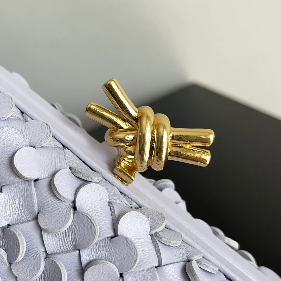 Batch 2060 Bottega Veneta 24 spring fashionable petal woven evening bag. No logo, no matter how shiny, this evening bag has gorgeous colors and eye-catching colors, and the forging of petal craftsmanship reveals the prosperity of spring. Original leather ➕ stainless steel hardware ➕ 24k real gold plating ➕ all handmade. Anyone who knows the history of our brand should have heard that the knot is a story of Bottega Veneta, and it is also one of the more important perfectly designed styles. Style number: 717622 Size: 20.5*6*12.5